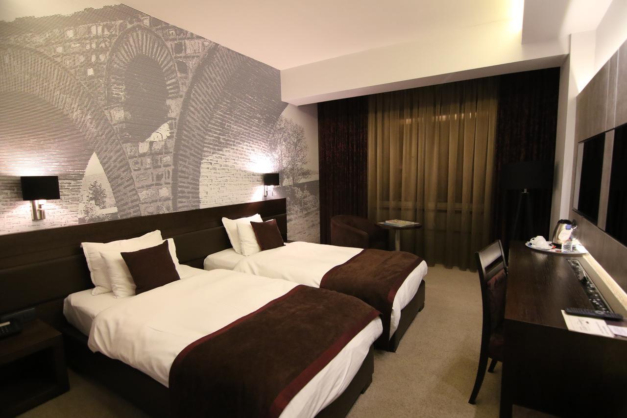 Queen'S Hotel - Zebra Centre Escópia Quarto foto